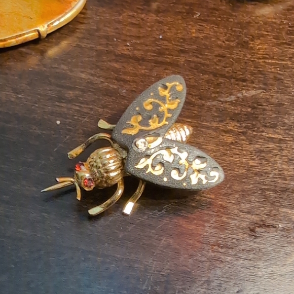 Gold and Purple Brooch Set with Intricate Details - Picture 4 of 6